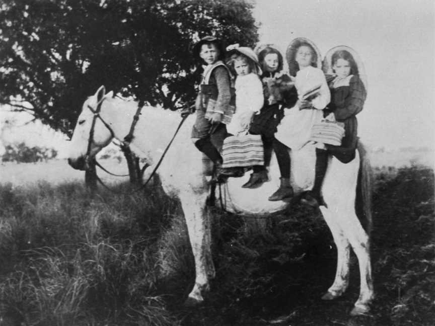 Danielschildrengoingtoschoolonhorseback CGindie CQueensland C19001910(7019988033)