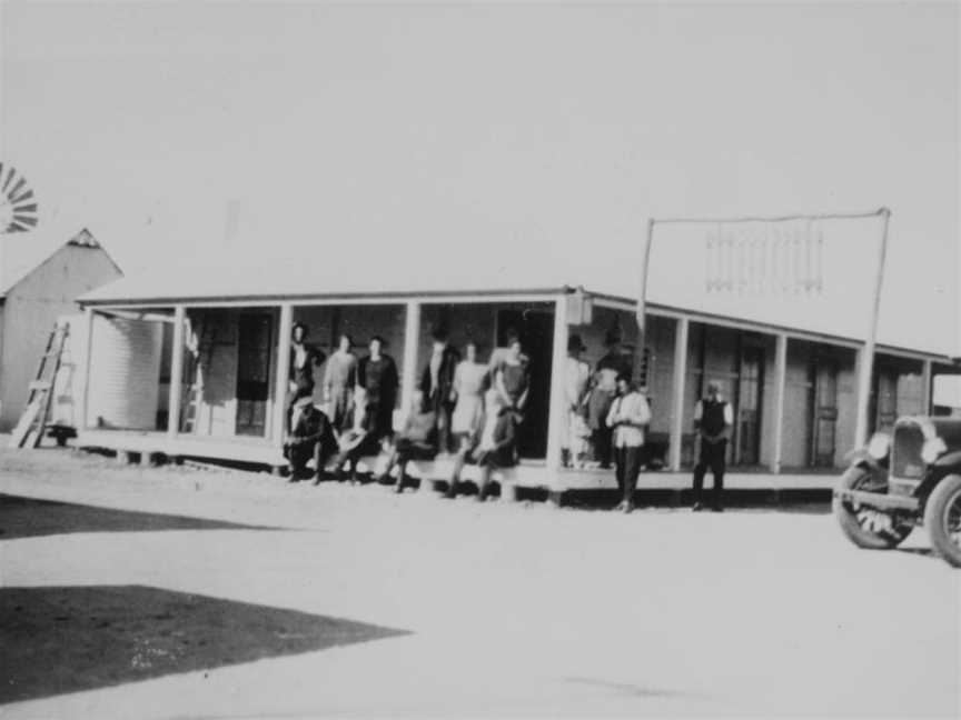 State Lib Qld1118076 Patronsofthe Green Gate Hotelontheverandah CAdavale C1928