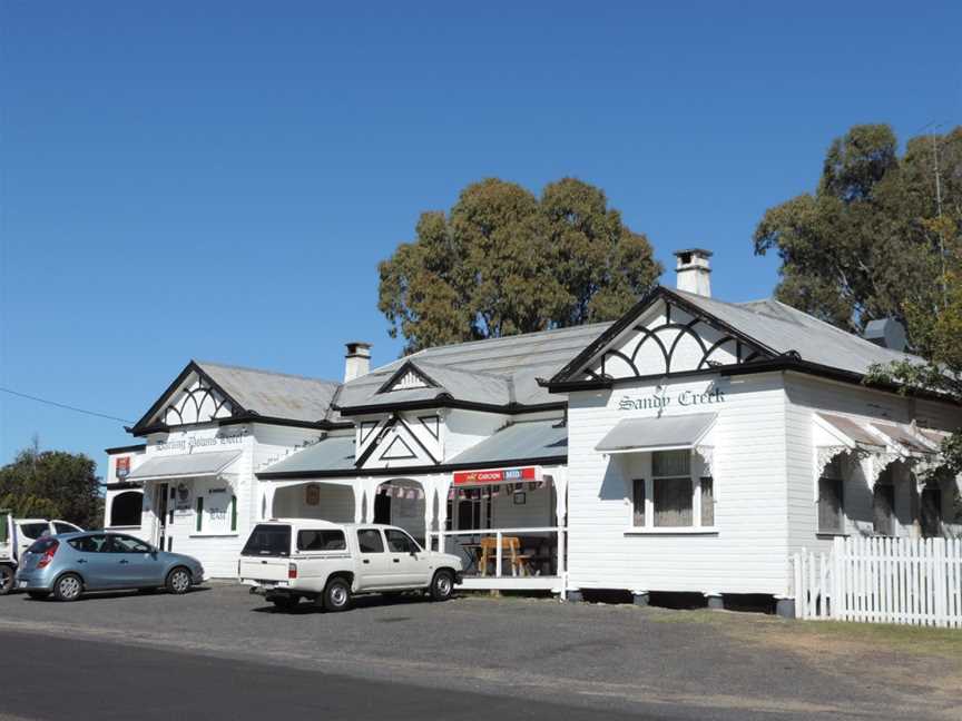 Darling Downs Hotel at Sandy Creek, Allan, 2015.JPG