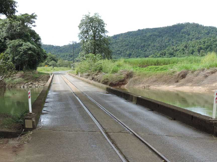 Singlelanebridgeforroadvehiclesandcanetrainsacrossthe Russell Riverbetween Babinda(foreground)and East Russell(background) C2018