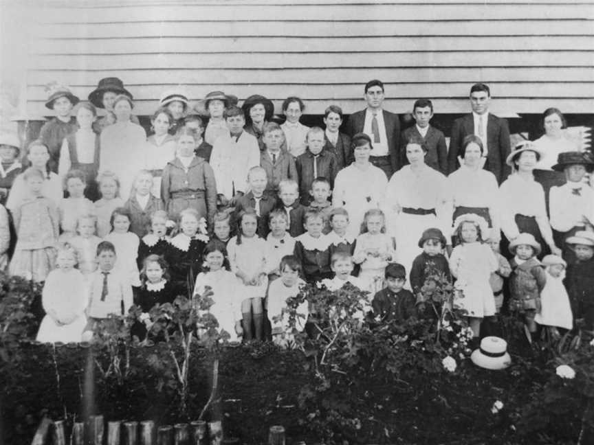 StateLibQld 1 154275 Pupils and families from the Mt Debateable State School, 1914.jpg