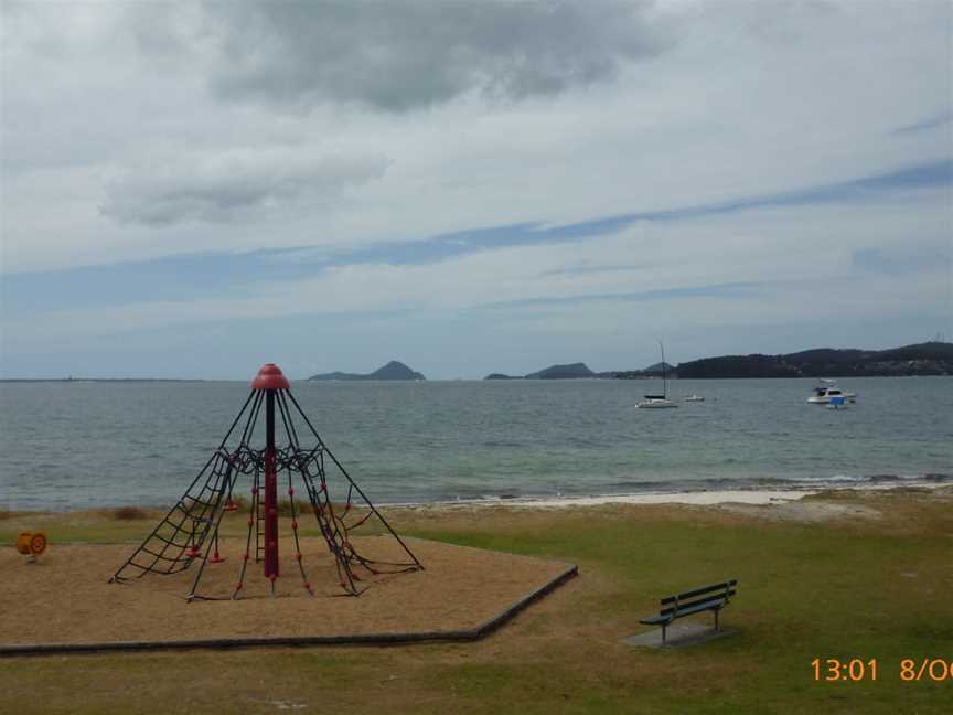 Port Stephens headlands from Salamander Bay 02.jpg