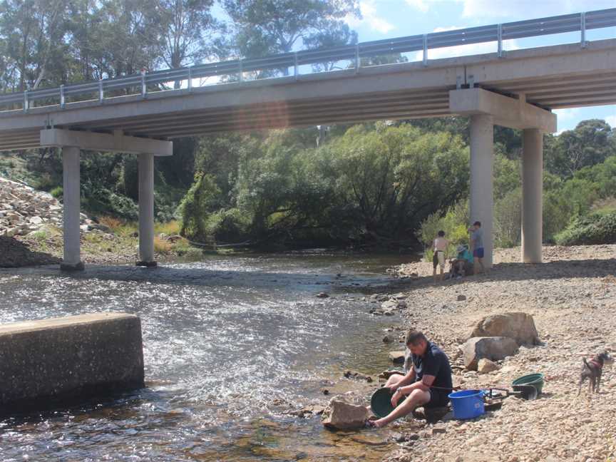 New bridge at Oallen Ford, Shoalhaven River with gold panning.JPG