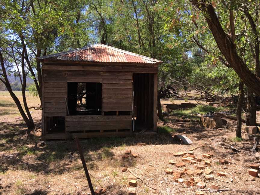 Abandoned store at Yarrabin.jpg