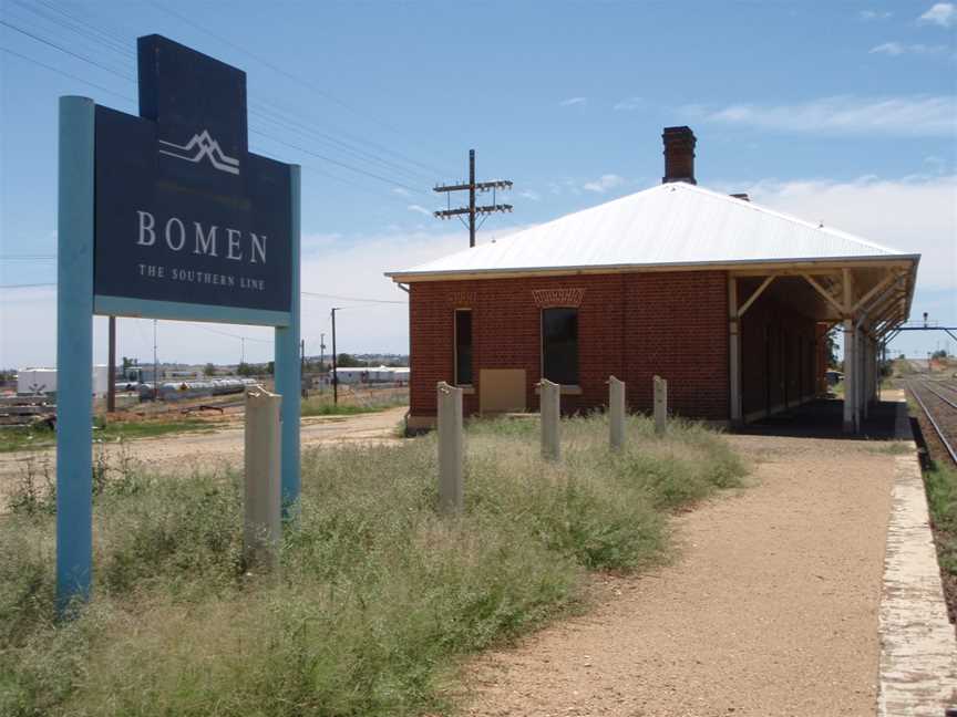 Bomen NSW, Bomen Railway Station.JPG