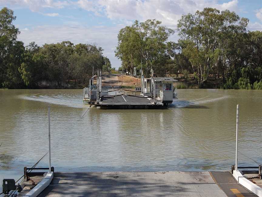 Ferry at Lyrup, South Australia.jpg