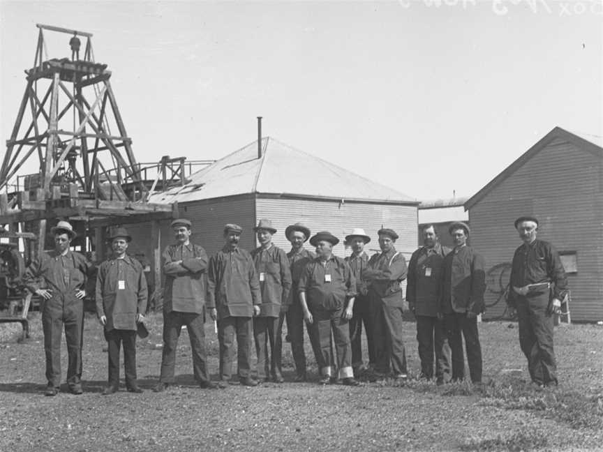 Leigh Creek Coal Mineinspectionof Leigh Creekcoalfieldbyparliamentaryparty.August1913( GN00358)