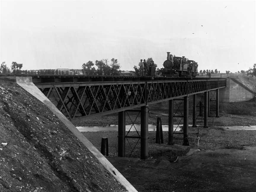 Locomotive Engine on Yacka Railway Bridge(GN06760).jpg